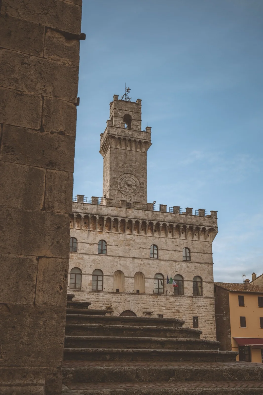 Palazzo Comunale di Montepulciano con la torre dell’orologio
