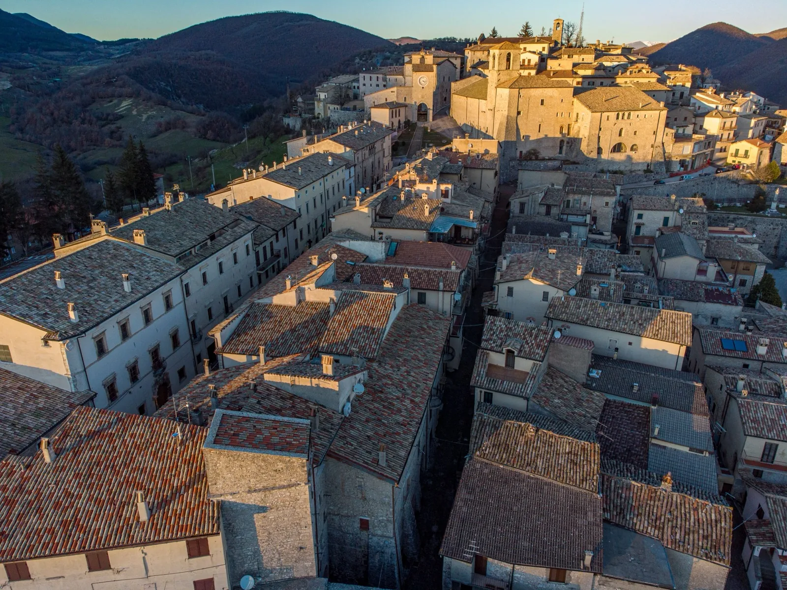 Centro urbano italiano visto dall’alto, tra edifici e strade del territorio